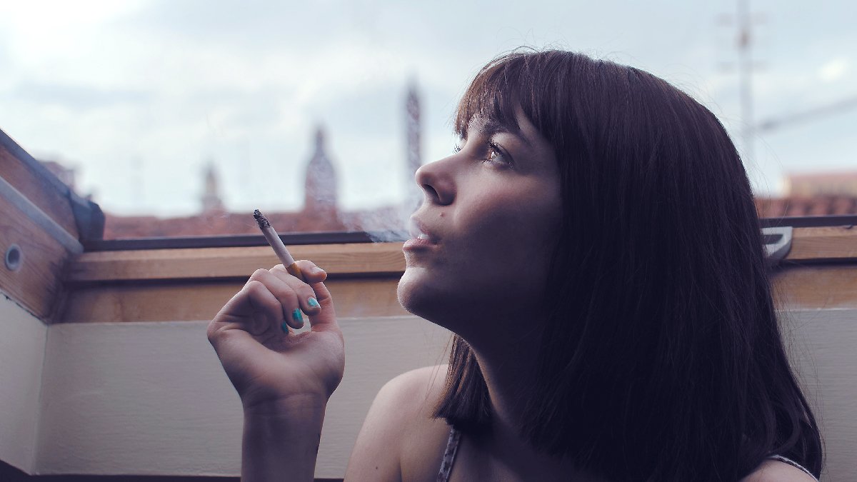 タバコで肌が黒ずむ 喫煙は女性にとって肌を老化させ メラニンが増えるというお話 院長ブログ 五本木クリニック
